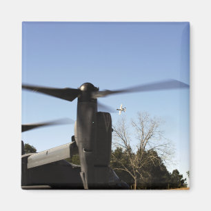 Ein Osprey CV-22 bereitet vor sich sich zu Magnet