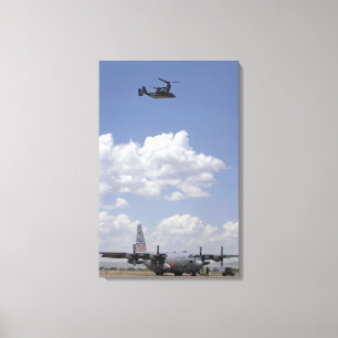 Ein Osprey CV-22 fliegt über Wechselstrom - 130 Leinwanddruck