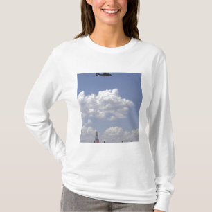 Ein Osprey CV-22 fliegt über Wechselstrom - 130 T-Shirt