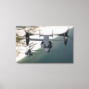 Ein Osprey CV-22 und ein MH-53 pflastern Tief Leinwanddruck
