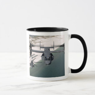 Ein Osprey CV-22 und ein MH-53 pflastern Tief Tasse