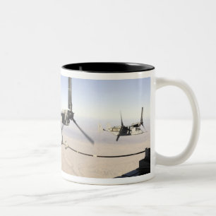 Ein Osprey MV-22 tankt midflight wieder Zweifarbige Tasse