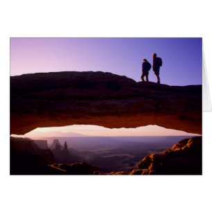 Ein Paar beobachtet den Sonnenaufgang auf dem Mesa