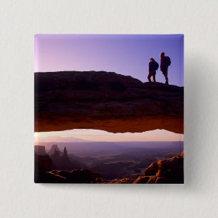 Ein Paar beobachtet den Sonnenaufgang auf dem Mesa Button