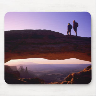 Ein Paar beobachtet den Sonnenaufgang auf dem Mesa Mousepad