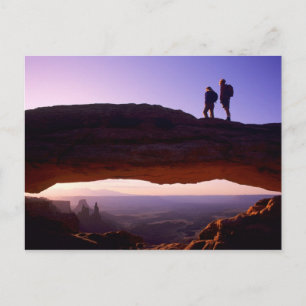 Ein Paar beobachtet den Sonnenaufgang auf dem Mesa Postkarte