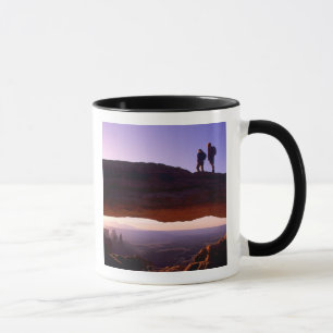 Ein Paar beobachtet den Sonnenaufgang auf dem Mesa Tasse