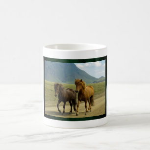 Ein Paar brauner isländischer Ponies Lanscape Kaffeetasse