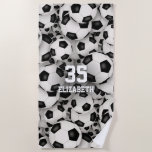 ein paar Fußball-Bälle Spaß Sport-Muster Strandtuch<br><div class="desc">Dieses coole Strandtuch mit Fußball-Thema,  geeignet für ein Mädchen oder einen Jungen,  weist ein scheinbar endloses Fußbällermuster in verschiedenen Größen und in unterschiedlichen Tiefen auf,  das in jeder Hinsicht - Spielername und Trikotnummer sind individuell einstellbar - von katz_d_zynes</div>