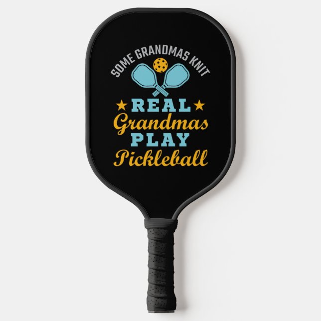 Ein paar Grandmas Strick Grandmas spielen Pickleba Pickleball Schläger (Vorderseite)