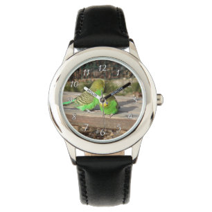 Ein Paar grüner Budgien auf einer Holzbank Armbanduhr