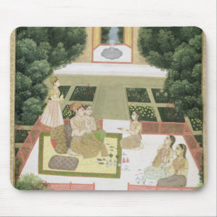 Ein Paar in einem Garten, der Musik mit femal hört Mousepad