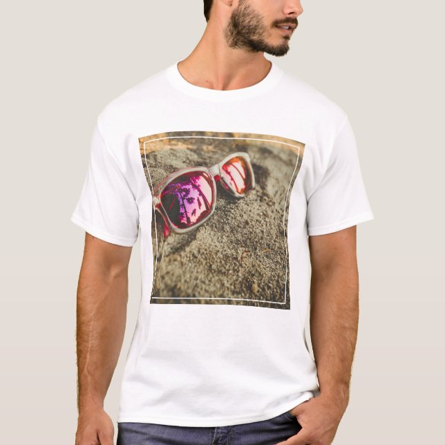 Ein Paar moderne Sonnenbrille auf dem Strand T-Shirt (Vorderseite)