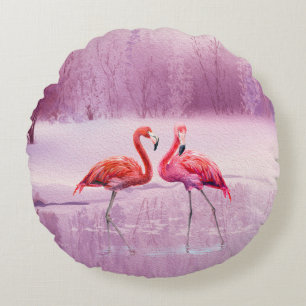 Ein Paar rosa Flamingos stehen im Wasser am Rundes Kissen