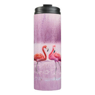 Ein Paar rosa Flamingos stehen im Wasser am Thermosbecher