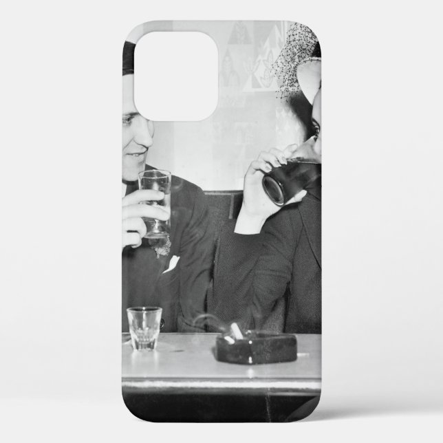 Ein Paar sitzt zusammen in einem Restaurant, das f Case-Mate iPhone Hülle (Rückseite)
