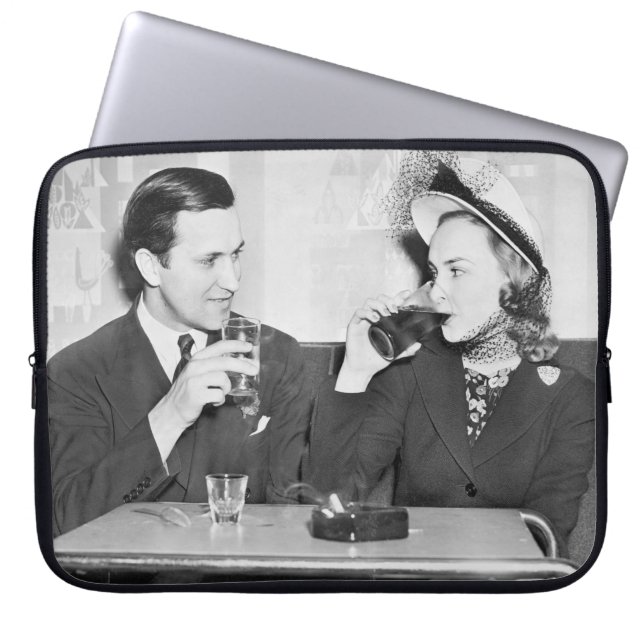 Ein Paar sitzt zusammen in einem Restaurant, das f Laptopschutzhülle (Vorderseite)