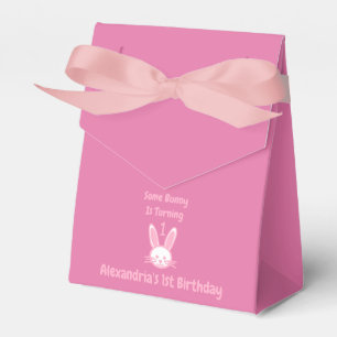 Ein paar Sonnenstrahlen drehen sich einen Geburtst Geschenkschachtel