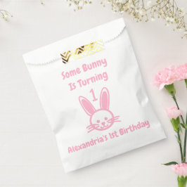 Ein paar Sonnenstrahlen drehen sich einen Geburtst Geschenktütchen