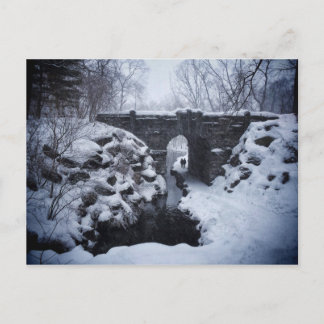 Ein paar Spaziergänge unter einem Snowy Glen Span  Postkarte