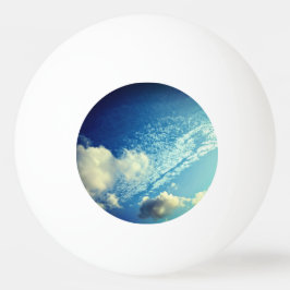 Ein paar vereinzelte Wolken Tischtennisball
