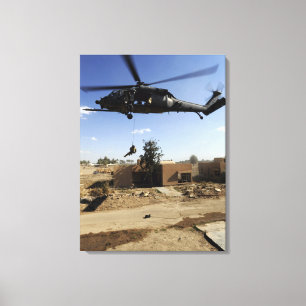 Ein pararescueman rappels von einem HH-60 2 Leinwanddruck