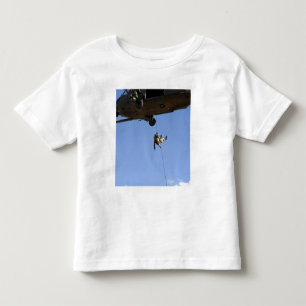 Ein pararescueman rappels von einem HH-60 Kleinkind T-shirt