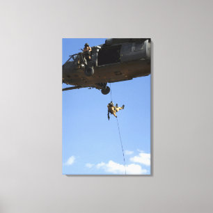 Ein pararescueman rappels von einem HH-60 Leinwanddruck