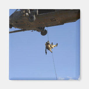Ein pararescueman rappels von einem HH-60 Magnet