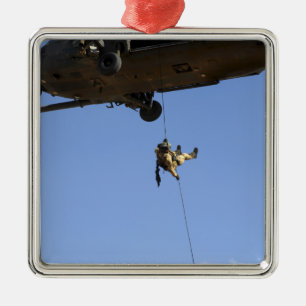Ein pararescueman rappels von einem HH-60 Ornament Aus Metall