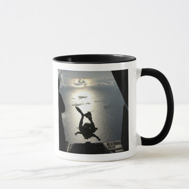 Ein Parareskuemer der Luftwaffe Tasse (Rechts)