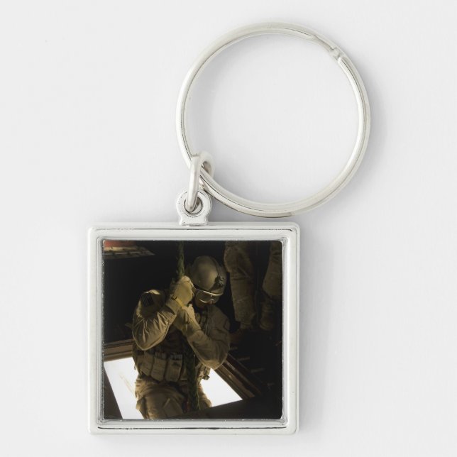 Ein Parareskuemer der US-Luftwaffe beginnt seinen  Schlüsselanhänger (Vorne)