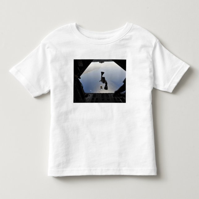 Ein Parareskuemer der US-Luftwaffe springt aus Kleinkind T-shirt (Vorderseite)