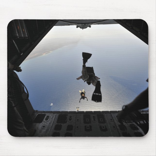 Ein Parareskuemer der US-Luftwaffe springt aus Mousepad (Vorne)