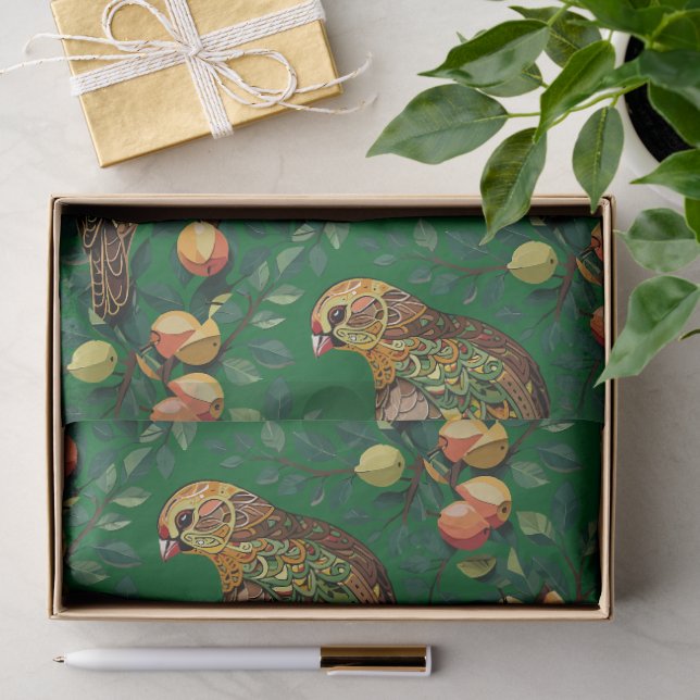 Ein Partridge in einem Birnbaum-Ausschnitt im Stif Seidenpapier (Geschenk)