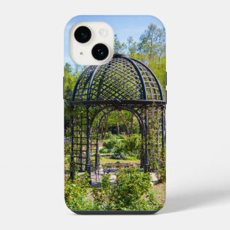 ein Pavillon in einer herrlichen Gartenlandschaft iPhone 14 Hülle