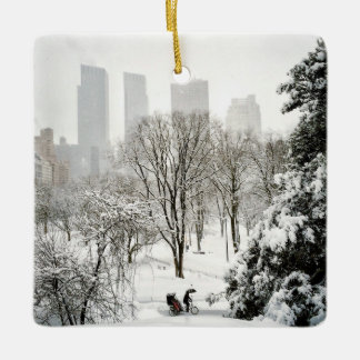 Ein Pedicab im Central Park während des Winters Keramikornament