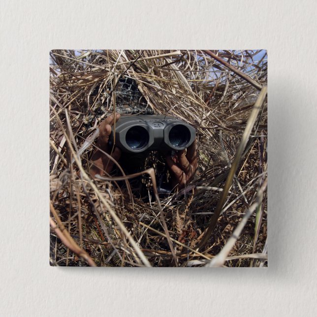 Ein Pfadfinder praktiziert Beobachtungstechnik 2 Button (Vorderseite)