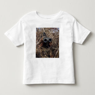 Ein Pfadfinder praktiziert Beobachtungstechnik Kleinkind T-shirt