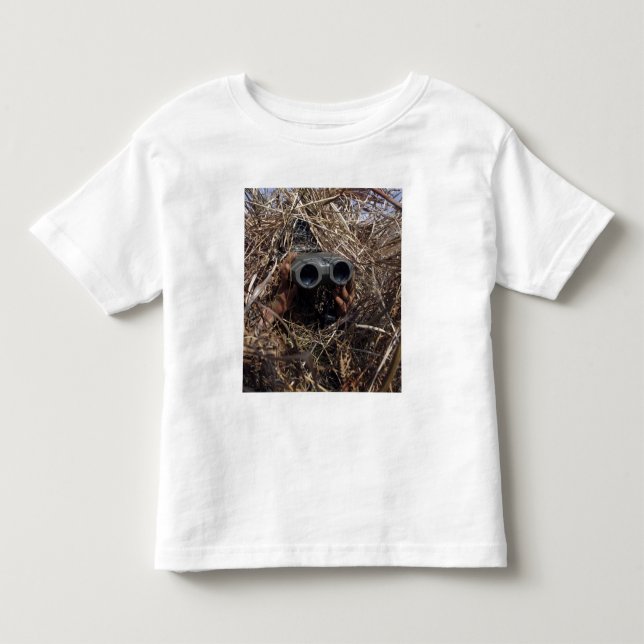 Ein Pfadfinder praktiziert Beobachtungstechnik Kleinkind T-shirt (Vorderseite)