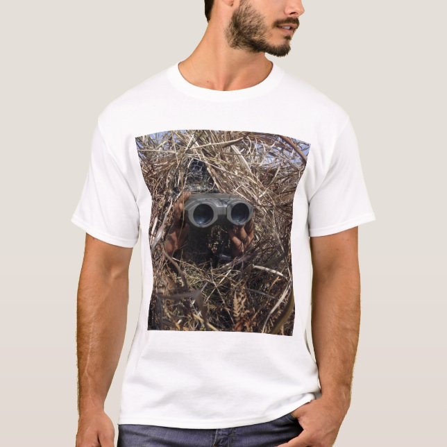 Ein Pfadfinder praktiziert Beobachtungstechnik T-Shirt (Vorderseite)