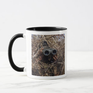Ein Pfadfinderbeobachter übt Beobachtung techniqu Tasse