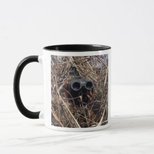 Ein Pfadfinderbeobachter übt Beobachtung techniqu Tasse