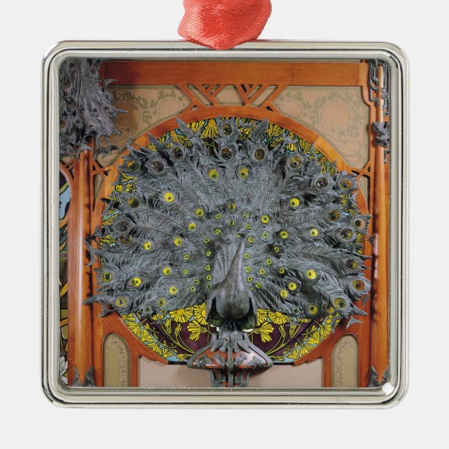 Ein Pfau von der zentralen Platte eines Silbernes Ornament (Vorne)