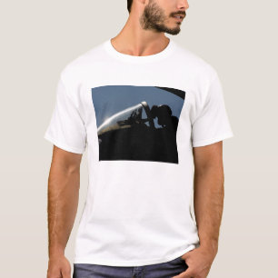 Ein Pilot bereitet sich für Start vor T-Shirt