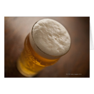 Ein Pint Lager, hinten lir flach fokussiert rustik