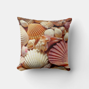 Ein Plethora von Pastel Seashells Kissen