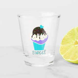 Ein Pokal voller Süße Schnapsglas