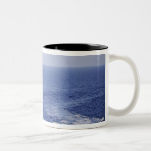 Ein portugiesisches Marineteam in einem Zweifarbige Tasse