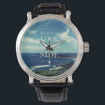 Ein positiver Ausblick auf das Leben / ©Seascape Armbanduhr<br><div class="desc">Dieses Design weist einen Hintergrund auf ein originelles fotografisches Werk auf, das eine wunderschöne Küste mit blauen und weißen Wolken darstellt, begleitet von einer inspirierend Botschaft in der Mitte: "IMMER AUF DER LICHTEN SEITE DES LEBENS AUSSEHEN" in typografischer Kunst. Dieser Satz vermittelt eine optimistische Einstellung zum Leben - egal, welche...</div>